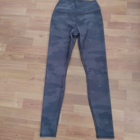 ALO Yoga Pants - ALO YOGA Camo Vapor High Waist‎ Leggings